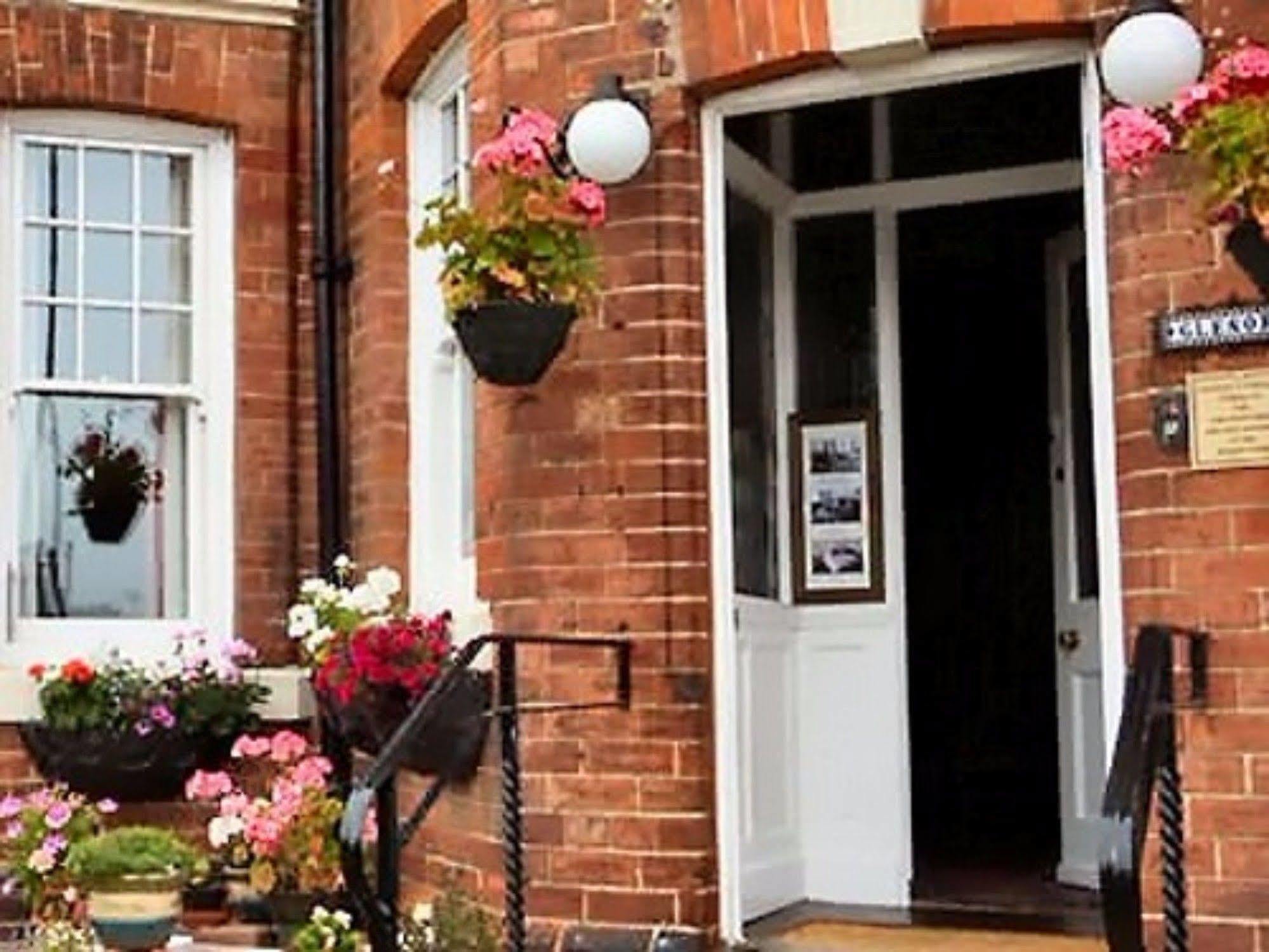 Glenora Guest House Whitby Exterior photo